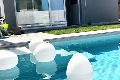 Image de Seaside Chalet With Pool