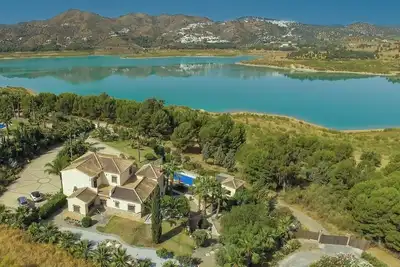 Image de Exclusive Lakeside Villa | Private Pool & Total Privacy