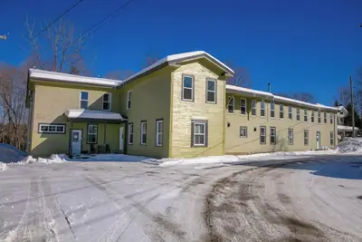 Image de Immense chalet de groupe avec spa, foyer, 9 chambres – Jusqu’à 35 personnes