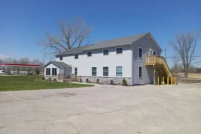 Image de Fishermen and large groups will love this spacious building! Plenty of parking!