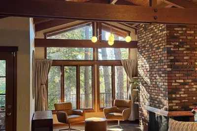 Image de Mid-Century Modern Beauty - Movie Theater, Ac!