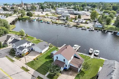 Image de Waterfront Getaway with reserved Dock/Boat Slip on Ahnapee River Wifi