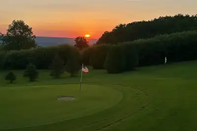 Image de Golf, Outdoor Bar, Restaurant - The Tranquil Cabin