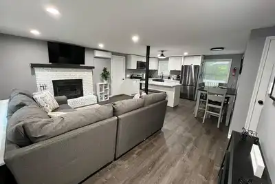 Image de Casa Rosado @ The Poconos Hot Tub Kayaks by Lake