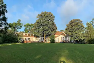 Image de 104 yr old Southern  Manor on 50 acres of private forest trails to explore