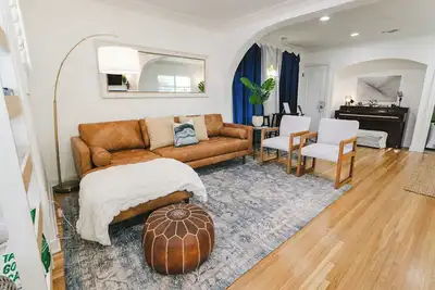 Image de La l Karaoke l Fire Pit l Ping-Pong l Cowboy Pool