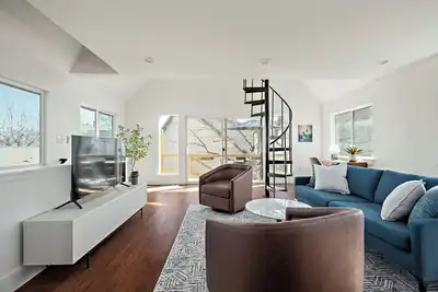 Image de Cloud 9 Tree House - Deck & Fire Pit East Downtown