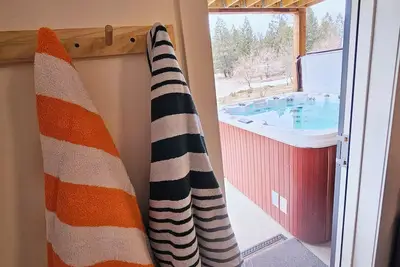 Image de Windermere Lakeside Retreat - HotTub, Massage chair, Fireplace