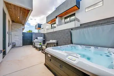 Image de Near Hiking & Fishing: Hurricane Home w/ Hot Tub!