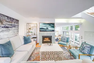 Image de Swim, Golf & Relax: Luxe Townhome in Aptos