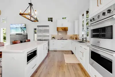 Image de Minnetonka Custom Designed Home w/Deck & Hot Tub!