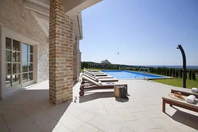 Image de Villa Star Ă Bajkini avec piscine et jacuzzi