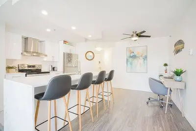 Image de Yaletown Gorgeous Unit Steps from the Beach