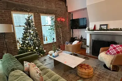 Image de Heritage Townhome Steps from the Beach in Kitsilano with Private Rooftop Patio