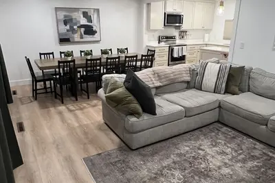 Image de Comfy home stay with large eating area, spacious backyard!