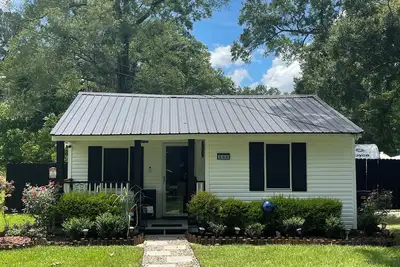 Image de Tiny house with hot tub, kids play area, and fire pit