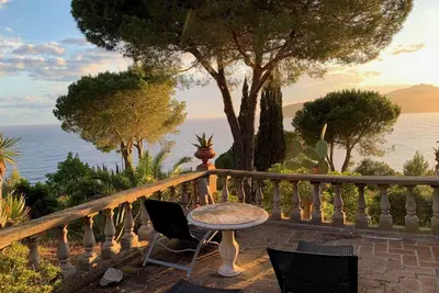 Image de Villa 'Le Ginestre Di Mare' avec vue sur la mer, terrasse privée et jardin privé