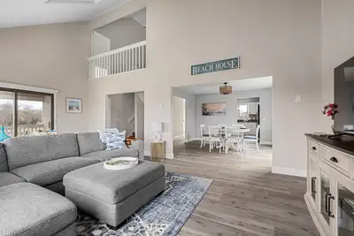 Image de Beautifully updated beach home-central a/c, fabulous outdoor space, spacious bedrooms&beach passes!