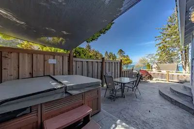 Image de Luxury oceanside retreat, hot tub, epic views, expansive grounds for wildlife viewing and picnics