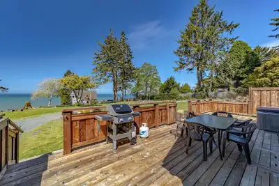 Image de Wild ocean views, wrap-a-round deck, hot tub, expansive grounds with shared picnic tables