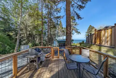 Image de Comfy oceanside retreat, forested creekside setting, expansive grounds over ocean bluffs