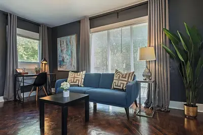 Image de 2br A Stark Contrast! C! Downtown, Medical Center ★★★★★