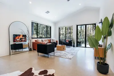 Image de Rustic Pine Escape- Luxury Cabin in the Blue Mountains. Sleeps up to 10 people.