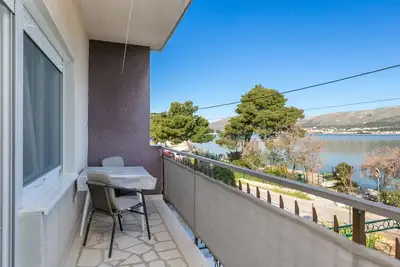 Image de Appartement de trois chambres prés de la plage Mastrinka, Ciovo (A-24018-b)