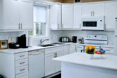Image de 3 minutes drive to beach | Amazing Sunsets | Private Cozy Upper-Level Suite