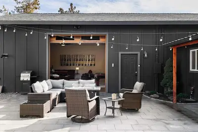 Image de Winter getaway! Large home on 3+ acres. Family and pet friendly! With hot tub!