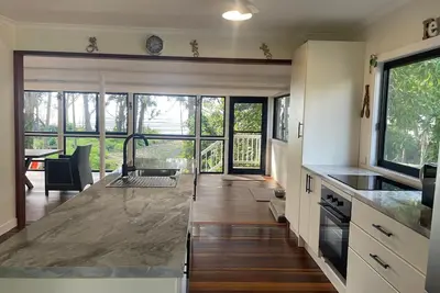 Image de Pet friendly beachfront home in Hervey Bay. Sleeps 8.
