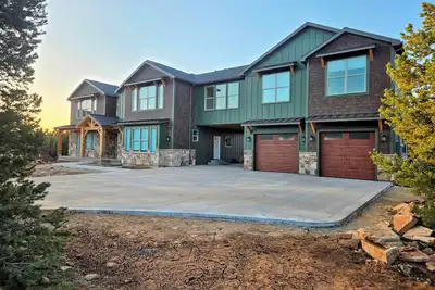 Image de New! 6 King Suites/8 bdrm, Hot Tub, Ev, E-Scooters