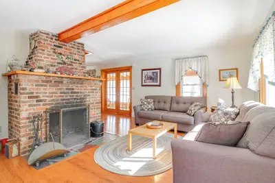 Image de Swim, Ski & Sip: Lakefront Retreat in Plymouth