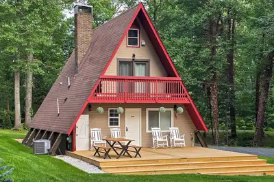Image de Hot Tub, Fire Pit & Patio: A-Frame Stafford Cabin
