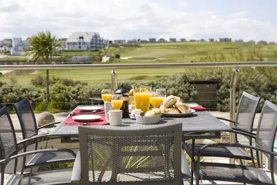 Image de Cinq 5 Zinc is a contemporary and inviting two-bedroom apartment