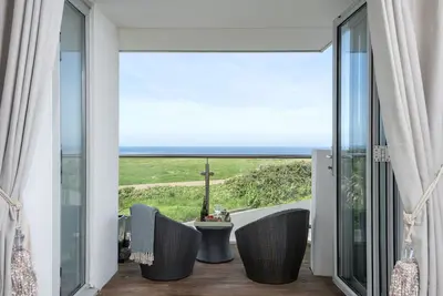 Image de 2 Bolowthas Court is a beautifully designed three-bedroom apartment