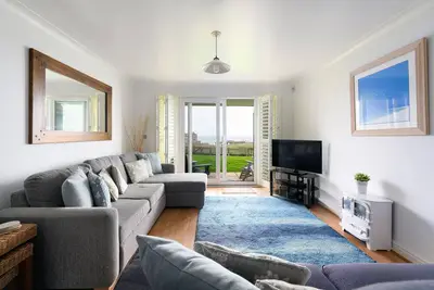 Image de Headland View offers a beautifully appointed two-bedroom ground floor apartment