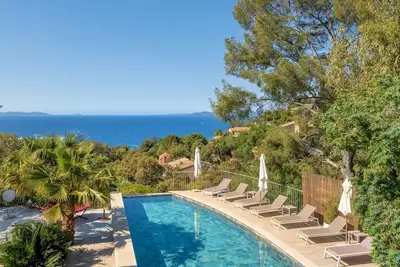 Image de Villa d’exception, piscine chauffée à débordement et vue mer unique!