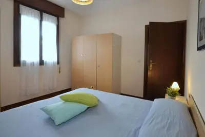 Image de Hébergement spacieux avec piscine