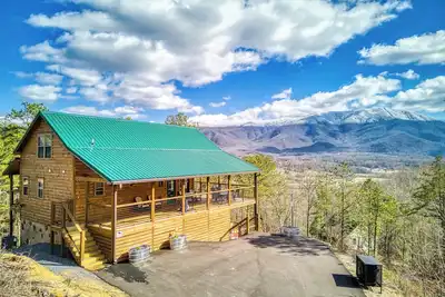 Image de Smoky Mountain Dreamin'-Mountain Views, Hot Tub, $560 tickets each paid day!