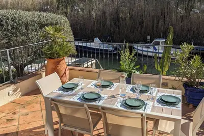 Rdc proche plages, clim, terrasse Xl vue et accès canal, piscine, paddle, box