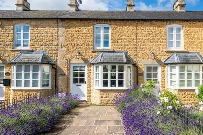 Image de Cosy Cotswold Retreat in Bourton | Quiet Street | Log Burner | 2 Parking Spaces