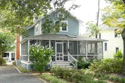 Image de Charming Rehoboth Beach Cottage with Wraparound Porch, Grill, & Separate Cottage