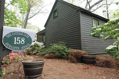 Image de Charming Cottage Club, Steps to Beach & Shops, Private Porch & Loft Bedroom!