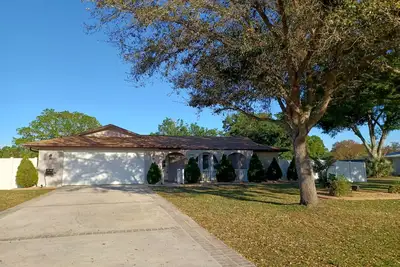 Image de Spacious 3-bedroom house with Hot Tub and Movie Theatre 8 minutes from Raceway