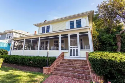 Image de Classic Cottage Half Block to Beach—4br, Porch, Deck, Parking & Permits!