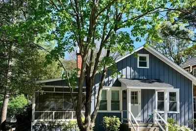 Image de Charming 1925 Cottage Near Beach - Sleeps 10, Fully Remodeled, Spacious Porches