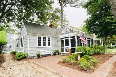 Image de Coastal Charm Awaits: 3-Bed Main House & Cozy Guest House Steps from the Beach!