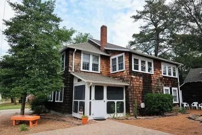 Image de Charming Twin Pines Cottage, 1 Block to Beach, 3 En Suite Bedrooms