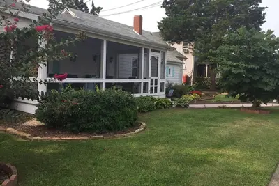 Image de Quaint 4br Beach Cottage w/ Screened Porch – Walk to Beach & Shops!